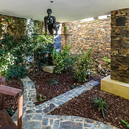 6 Bedrooms Mansion With Jacuzzi Enclosed Garden And Wifi At *